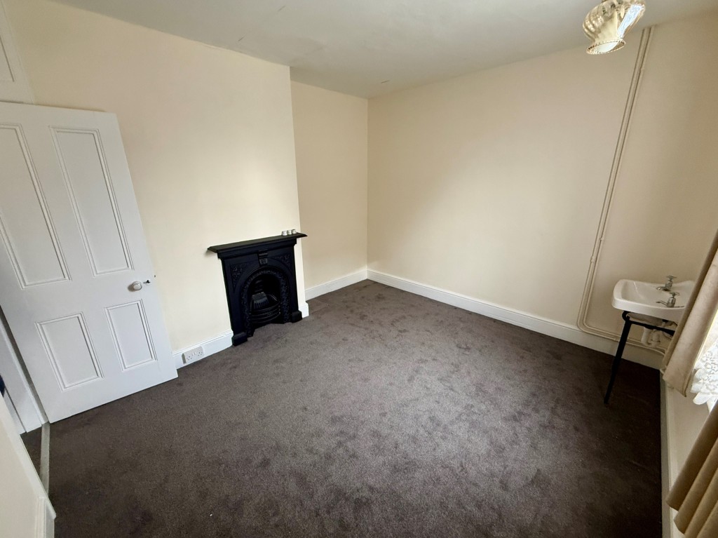 Lot: 100 - SUBSTANTIAL CORNER PROPERTY WITH POTENTIAL - First floor - bedroom two
